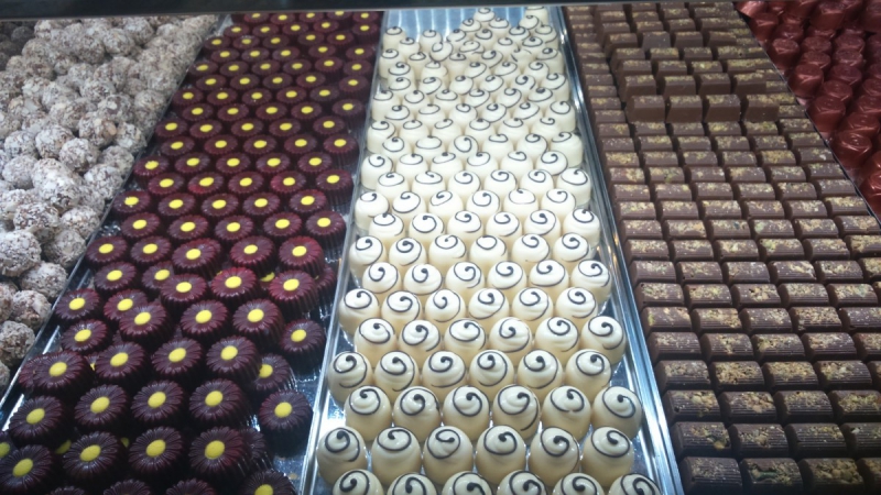 boutique-PEONE-min_chocolates_milk_chocolate_white_chocolate_truffles_candy_food_treat_cacao-1213769